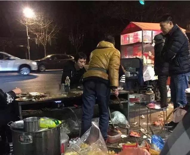 鹿晗又被拍到吃路边摊,网友称钢琴家李云迪也对路边摊欲罢不能