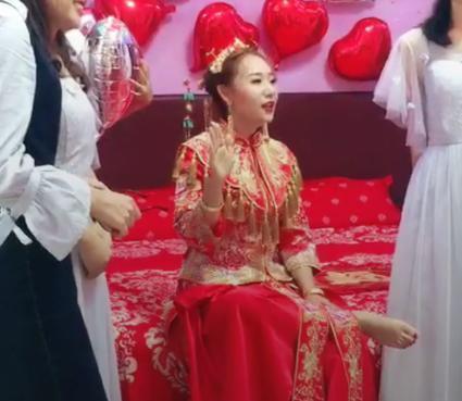 蛮横新娘走红抖音,看到她霸气坐姿后,网友:能不能淑女点?
