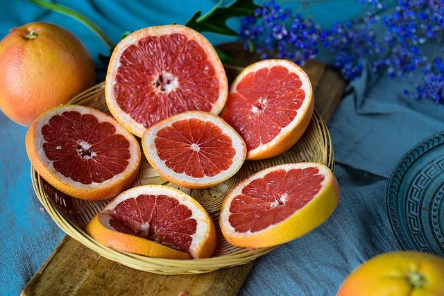 经常吃降压药的人,千万要小心夏天的这种水果