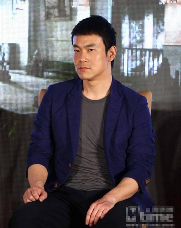 廖凡年轻时罕见旧照,长相平凡却独具魅力,没留胡子险些认不出!