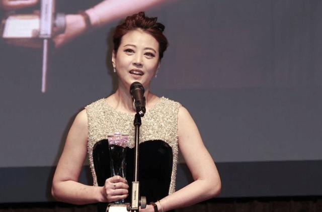 51岁周海媚近照爆光,"最美周芷若"情路坎坷
