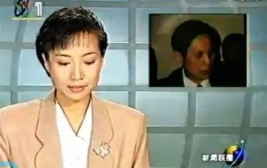 1990年贺红梅曾作为实习生担任过一段时期《新闻联播》的主持人,1995