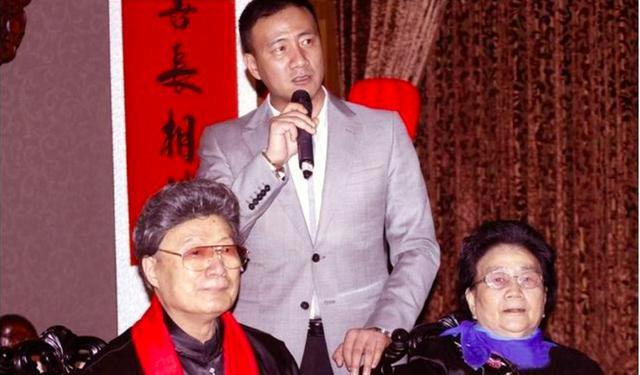 胡军84岁父亲去世！曾是知名歌唱家登央视春晚，家世背景显赫