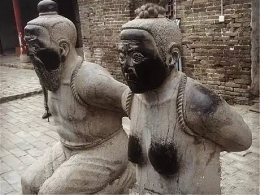 岳飞墓前原来跪着5个罪人,现在只剩下4个,其中一个为何不跪了