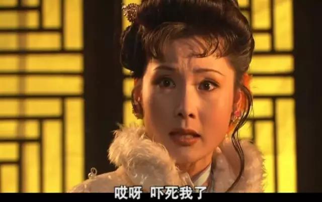 下馆子次遇见杨九红(何赛飞饰演);下楼梯时赶巧尝了一口刚入手的