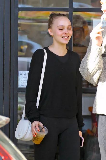 要 和朋友一起分享的嘛 ▼ lily-rose depp 德普家女儿自从和ash分手