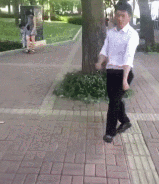 小伙里边穿的够骚的