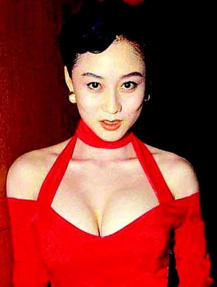 李连杰老婆利智早年大胸美照,大写的性感满屏的火辣