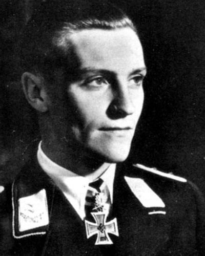 二战中最年轻的空军上尉,英俊潇洒似明星,隆美尔都对