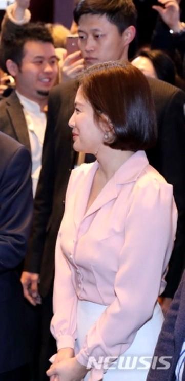 宋慧乔北京出席中韩交流会,肚子扁平击破怀孕传言