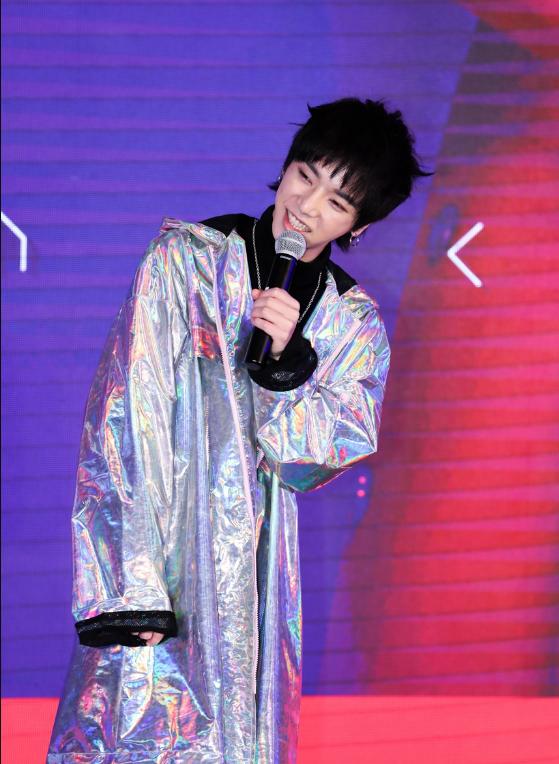 华晨宇获赠麦克风,火星人专属话筒原来长这样