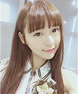 成员张语格以及正在围观直播的snh48成员袁航也没能逃过"圣水"的洗礼