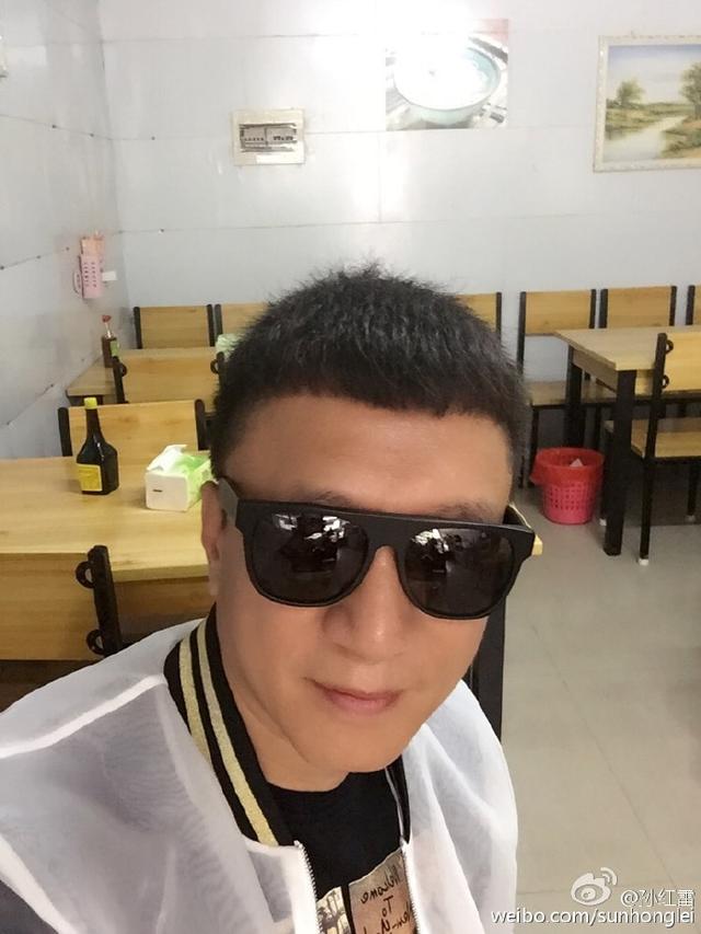原来孙红雷才是真正耿直的boy,吃碗面居然也要拍价格牌防止涨价2333