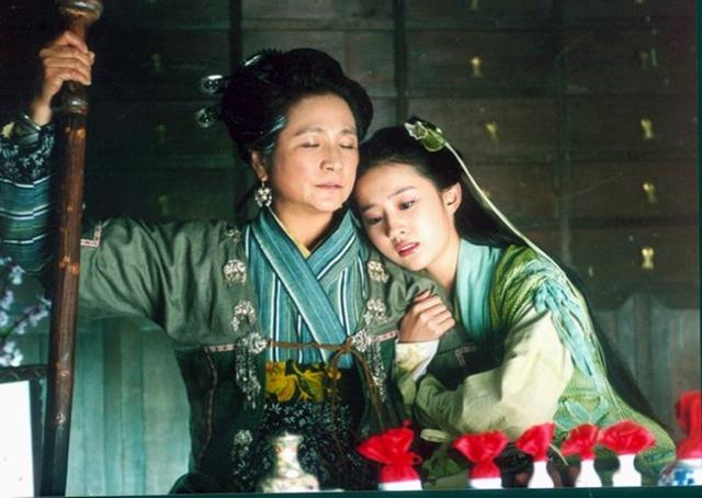 "武侠影后"郑佩佩饰演灵儿的姥姥,果然演技高超,名不虚传.