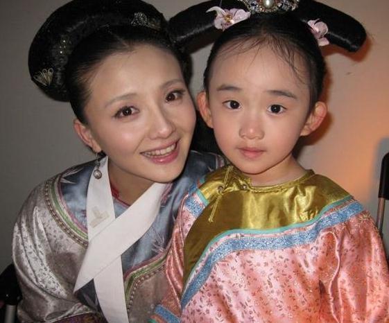 刘心玉在《甄嬛传》中扮演幼年"胧月公主,与"槿汐"孙茜合影.