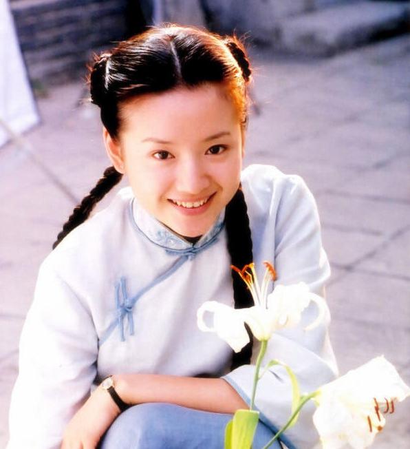 回想董洁的这些年~是坎坷又狗血~在《金粉世家》中饰演冷清秋~美得云