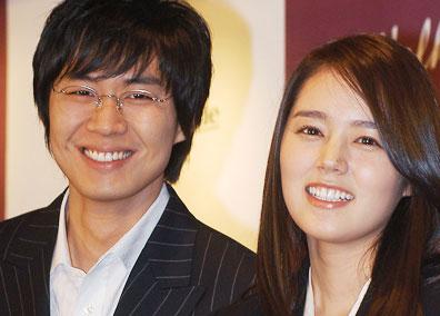 东俊 金喜善和老公朴永周于2007年10月19日完婚 全度妍与丈夫姜时奎于