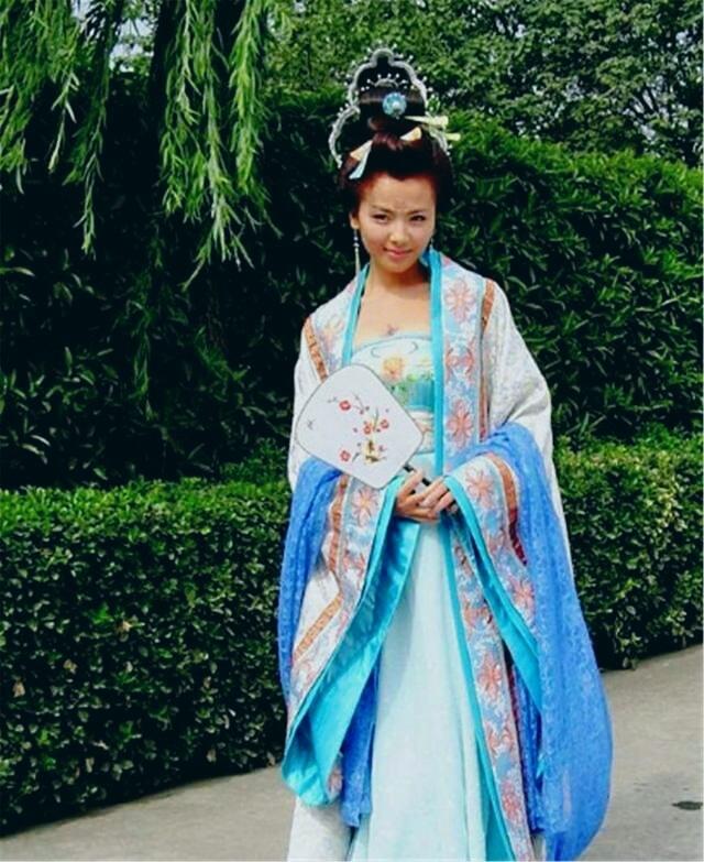 古装剧中手拿扇子的邓婕神似马伊俐,而最帅气的要属张馨予和她了