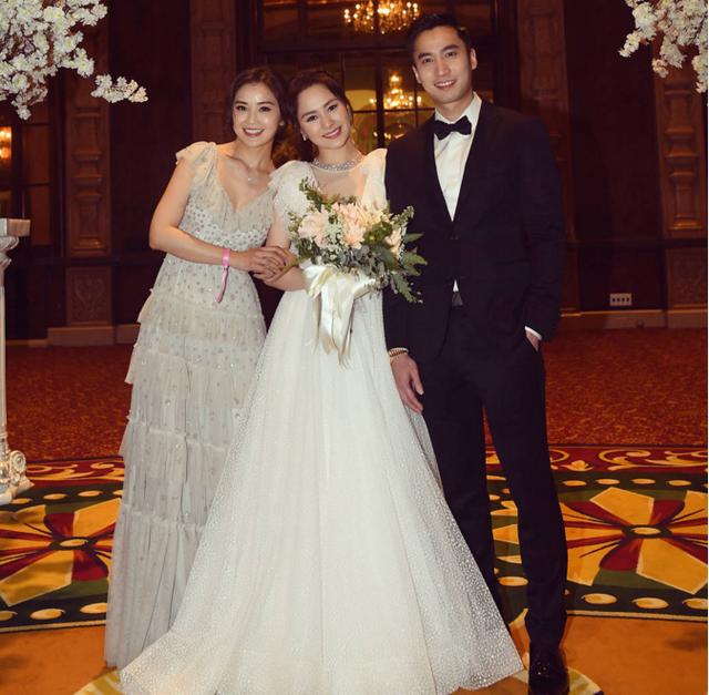 女神阿娇终于嫁人了,婚纱照很好看,她的丈夫赖宏国也很宠她的样子,多