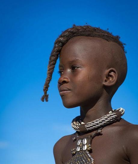 非洲一些部落男性对发型也是十分的考究,图中男孩的发型就十分奇特,这