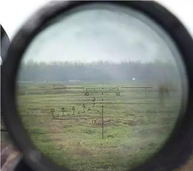 95式枪族配备的白光瞄准镜,测距分划上的数字2,3,分划对应200m,300m