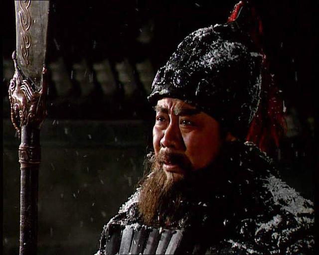 《三国演义》中并没有周仓脚底有"飞毛"之说,而《三国志》关于麦城之