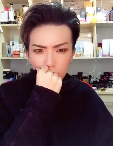 90后小帅哥实力仿妆吴世勋,一对眉毛毁了整张脸,很可惜