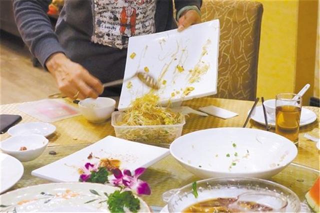 父亲打包剩菜,被亲家嘲笑,老板跑来抢着买单
