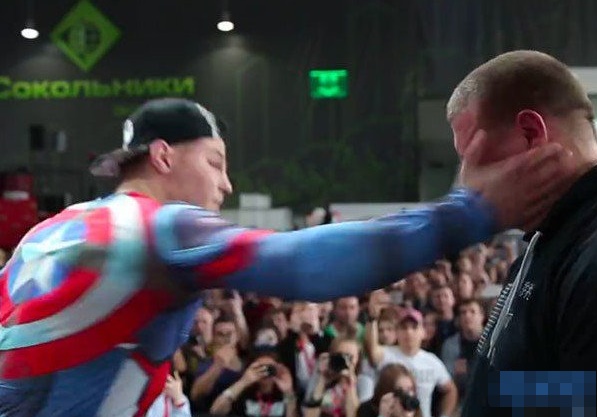 战斗民族办了一场疯狂的互扇巴掌比赛，总冠军赢了两千四