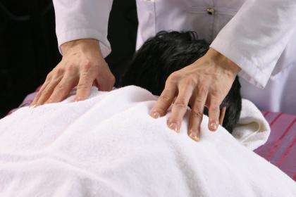 腰酸肩膀酸颈椎酸,按摩不当会瘫痪,用这个绝招