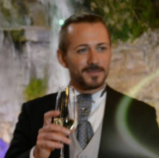 惊!这个40岁的意大利男人跟自己结婚了?!