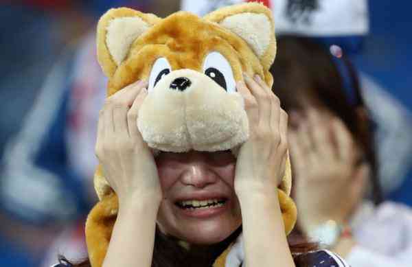 日本遭绝杀出局,球迷在含泪清理垃圾!