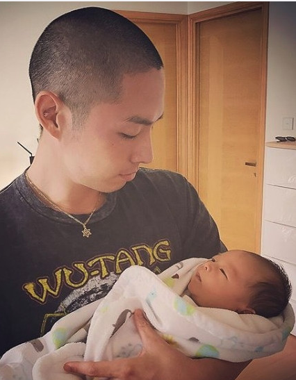 吴建豪婚变抱娃露面,女方婚后一年被曝找应召