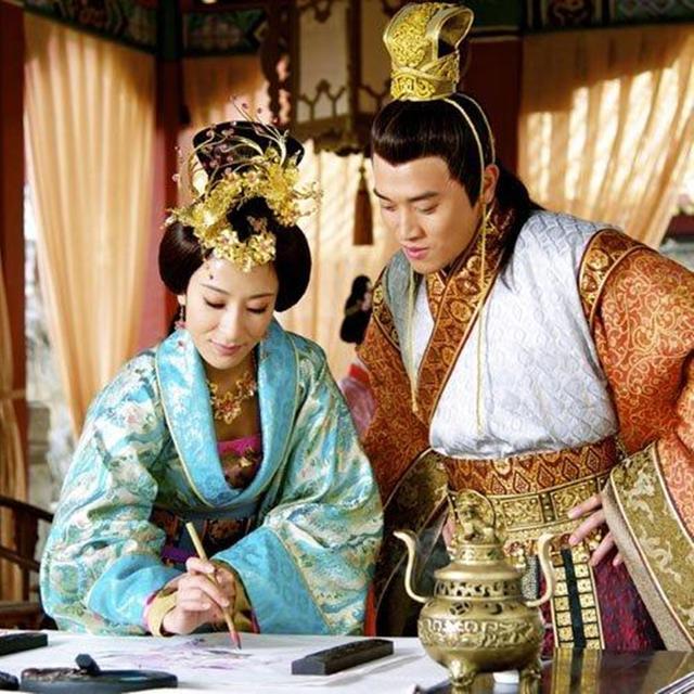原来,明宪宗竟然将自己的奶娘纳为妃嫔,甚至,还曾想过将其立为皇后.