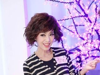 她是三十年多年前的赵倩男,现如今依然年轻美丽的香港影星