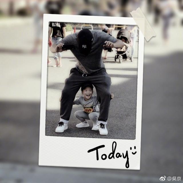 吴京骑儿子身上，连发2条微博挑衅