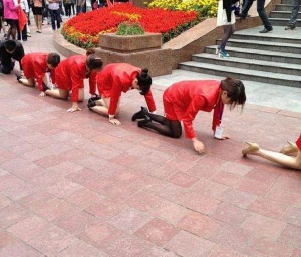商场老板为了生意,让一群红衣美女跪地爬行,网友:看点