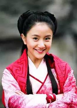 李倩由于家里条件不好,16岁的她参演首部电视剧《武林外史》,饰演"小