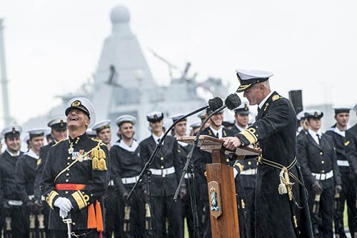 荷兰海军司令卸任 雨中仰天大笑