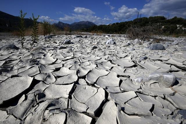 法国的carros遭受重大干旱灾害,图为干涸的土地