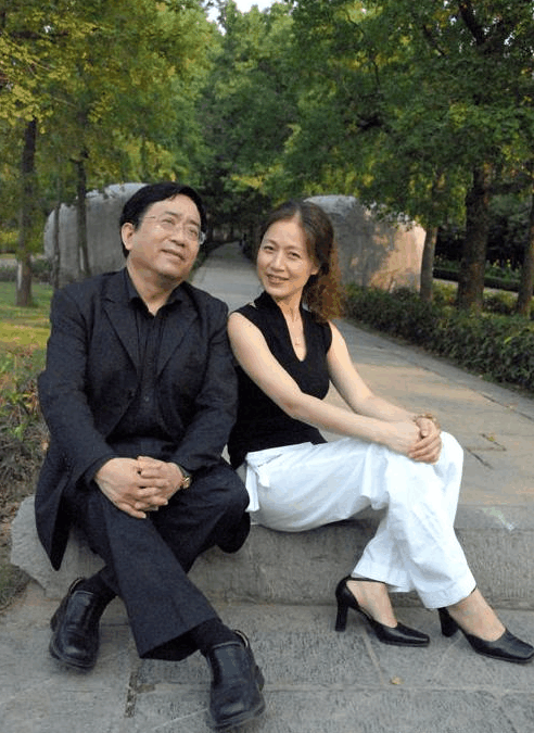余秋雨近照:妻子马兰美貌不输当年,太幸福看不出年龄