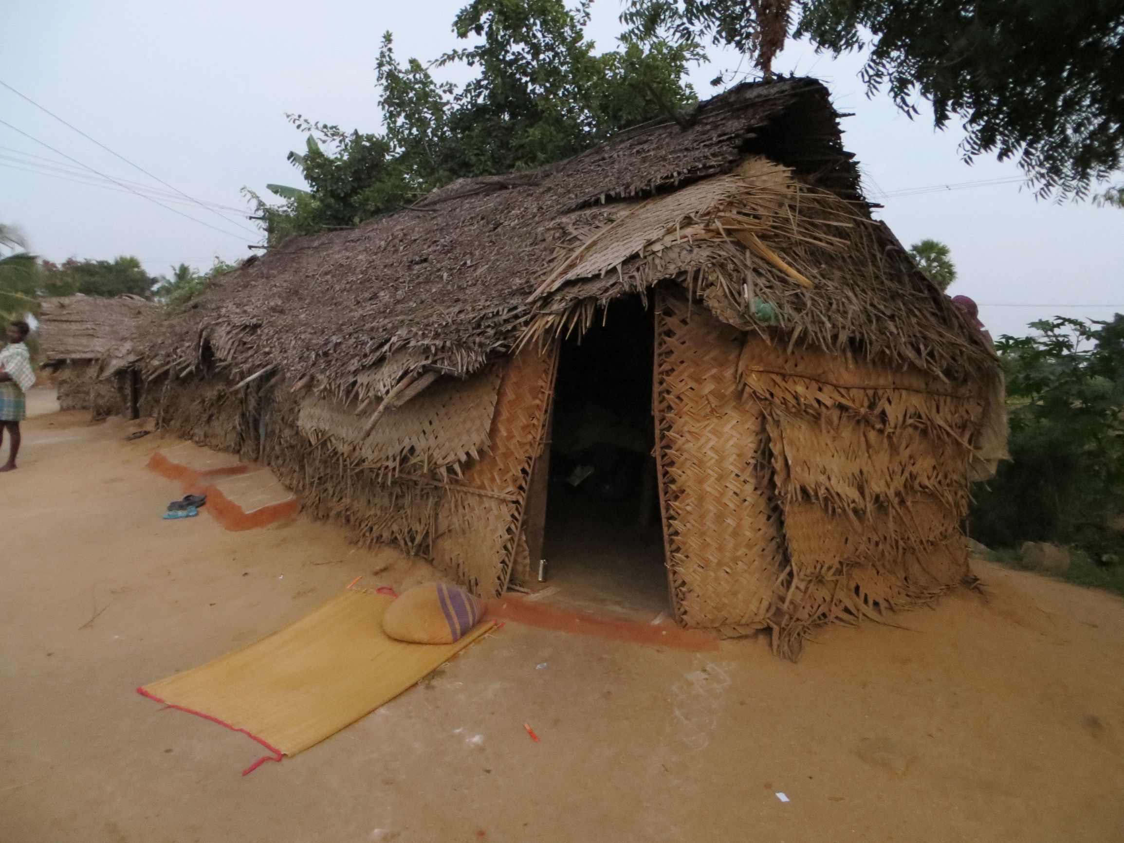 图为穷人用草搭建的房屋,不知道能不能经得起风吹雨打.