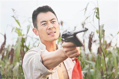 余占鳌纯爷们儿形象深入人心!真实原型也是一个大人物