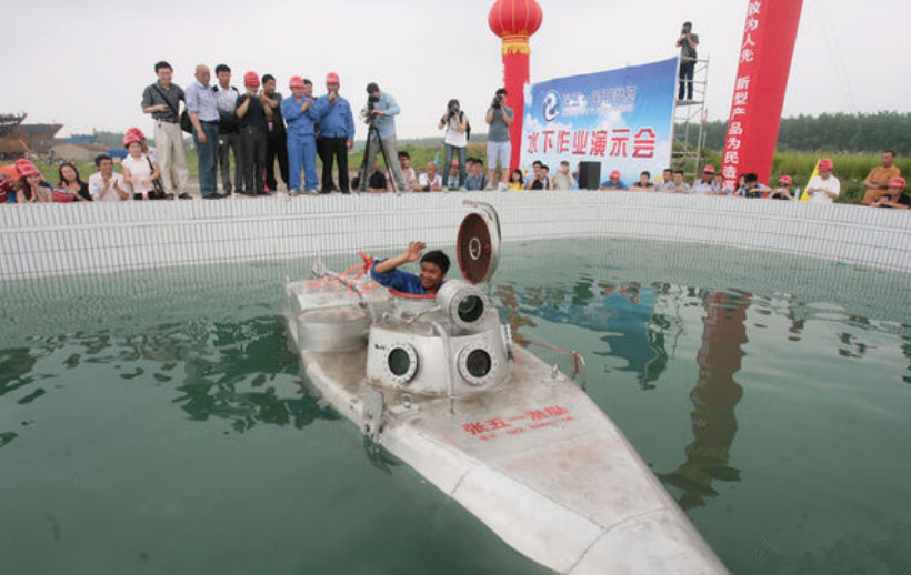 图为 张五一自制的民用潜水艇,艇身前安装了机械臂,可以进行海底捕捞