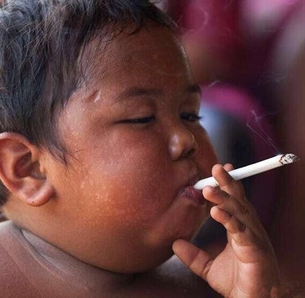 两岁小男孩烟瘾大,每天必须抽40根烟