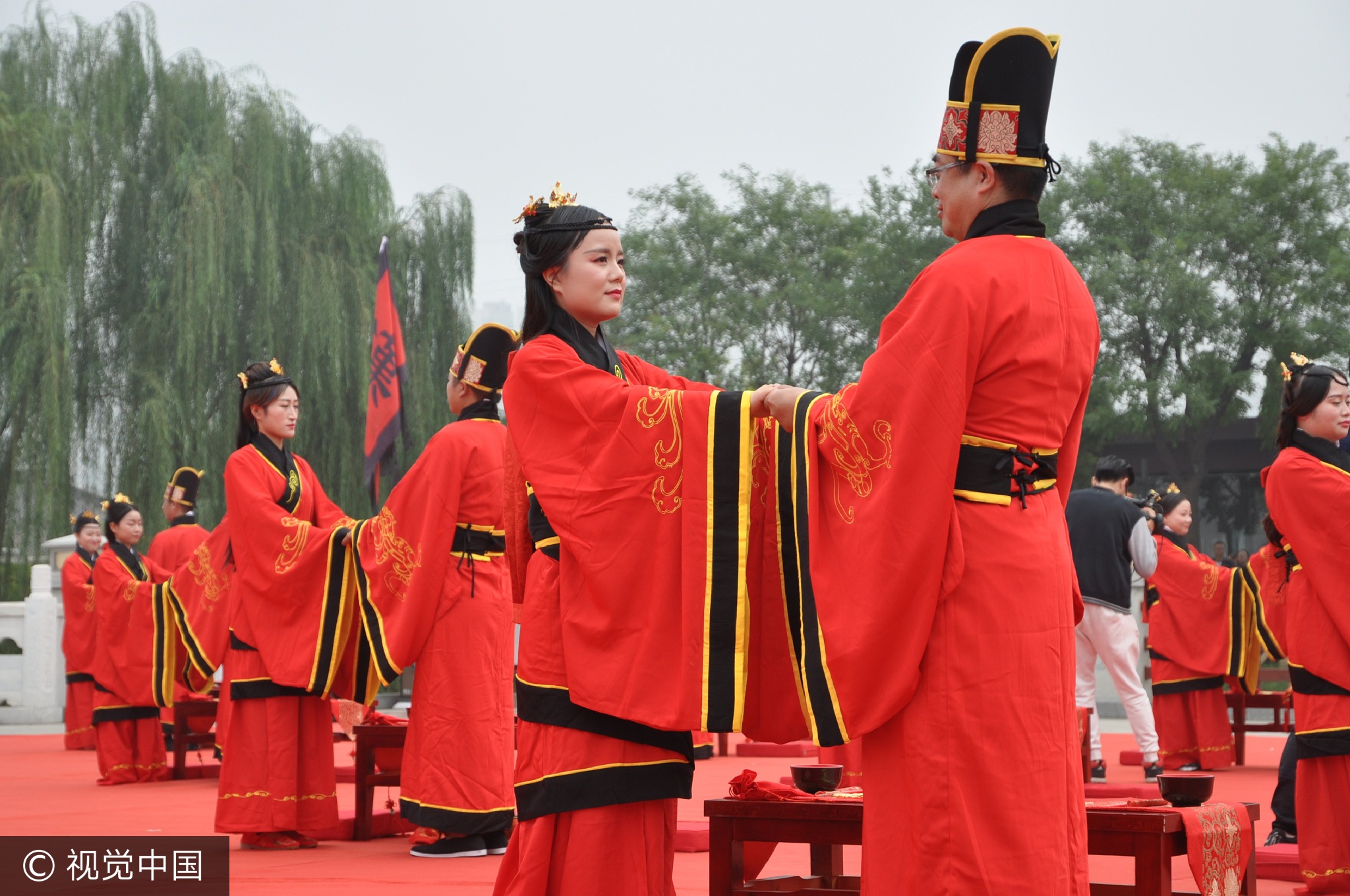 30对新人穿着华丽的汉服,在赞礼官的主持下,按照行交拜礼,沃盥礼,同