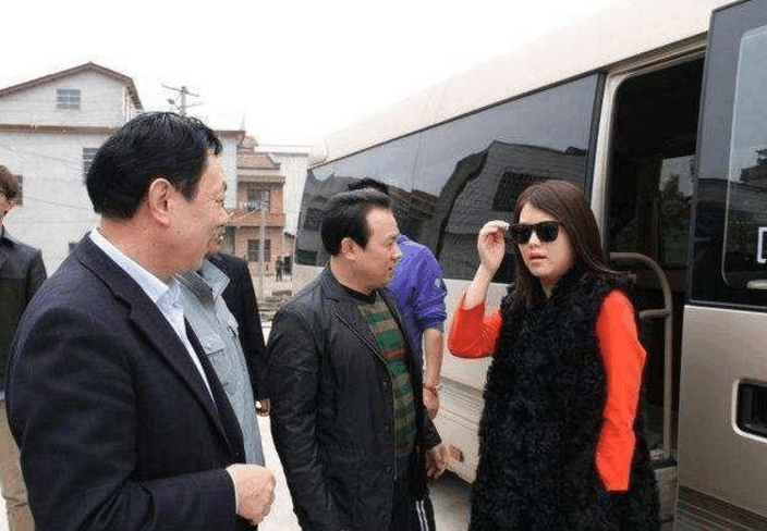 刘强东回家也干农活,李湘却全程耍大牌,不让老