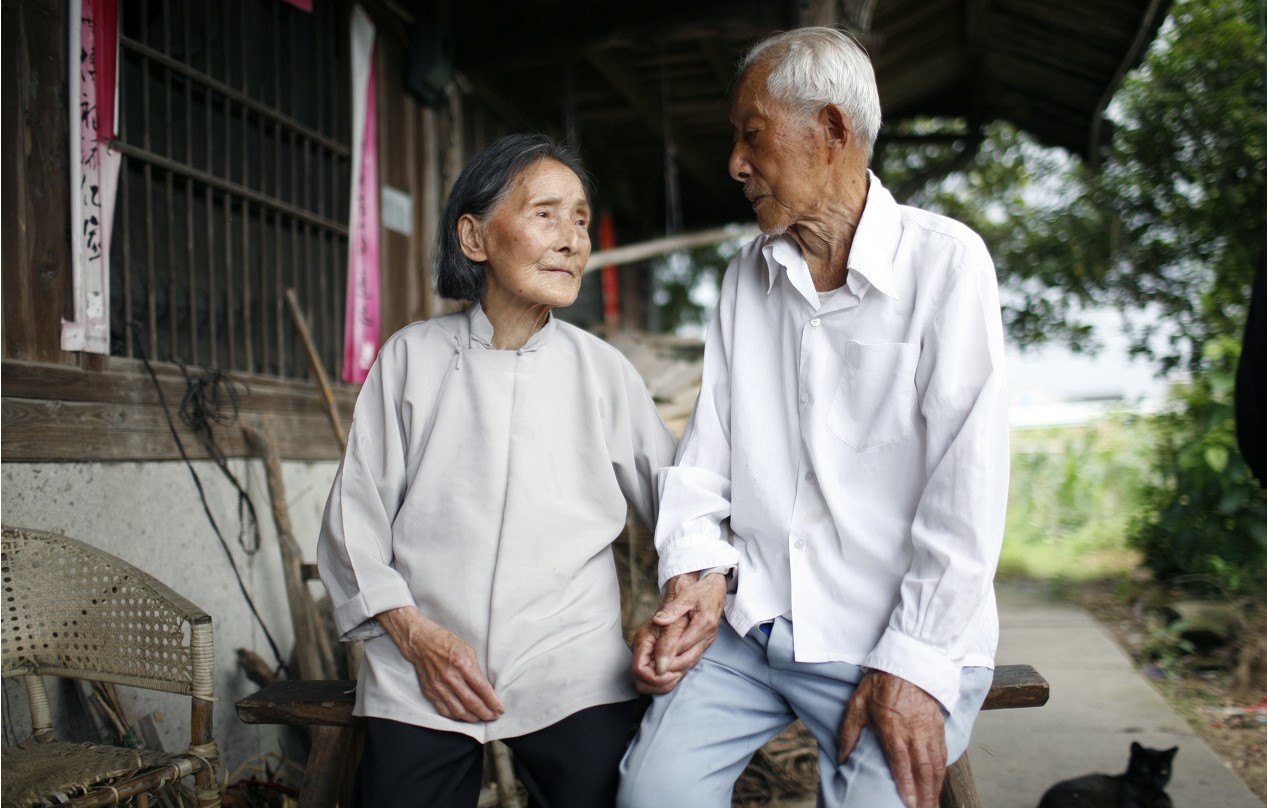 老人与108岁妻子相爱结婚83年,侄子已96岁不要子孙