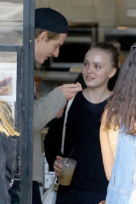 要 和朋友一起分享的嘛 ▼ lily-rose depp 德普家女儿自从和ash分手