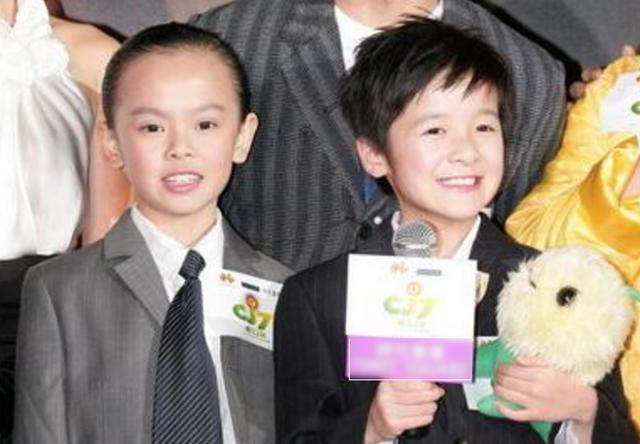《长江七号》小霸王近照,五官立体肤白貌美,与同学